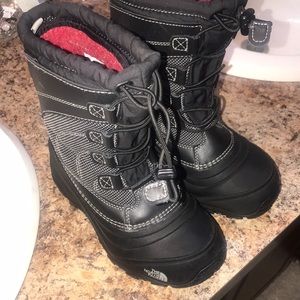 The north face kids boots water proof excellent condition smoke free no pets